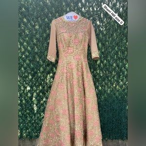 Beautiful gown in gold, size 0. Beautiful train. Worn once. Perfect condition.